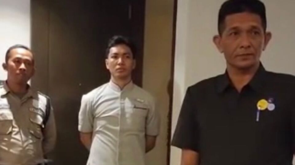 Nusa Dua hotel staff and security pretending to conduct a raid on a guest’s hotel room to catch unmarried couples. Photo: Video screengrab from TikTok