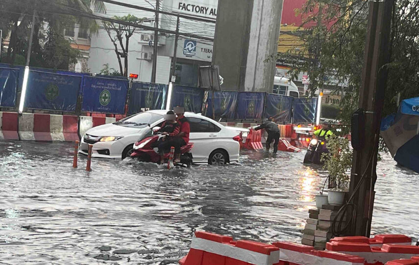 Flooding hit Srinakarin Road on Wednesday morning. Photo: JS100 / Twitter