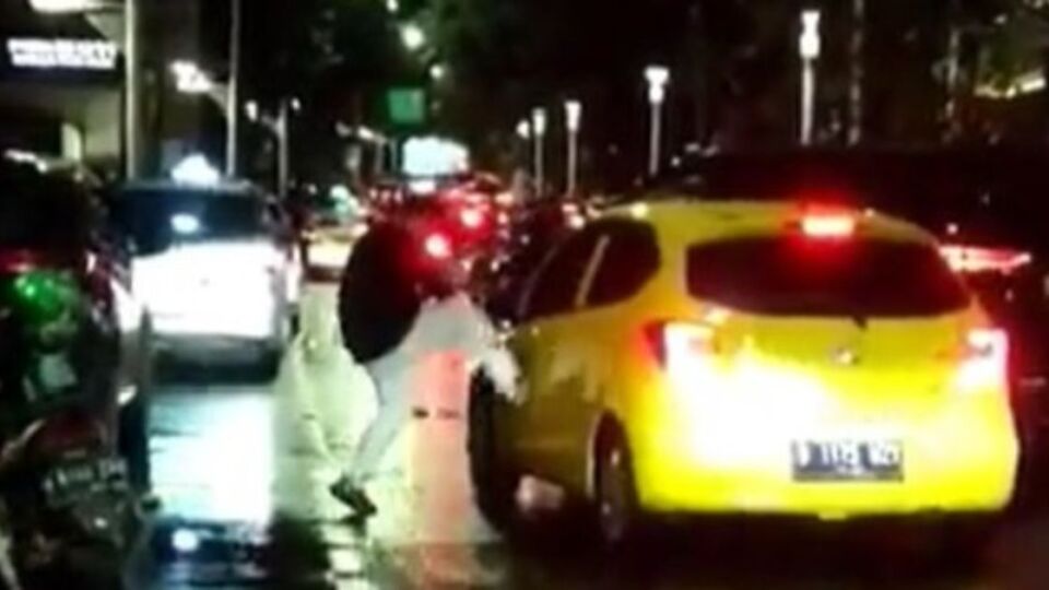 Giorgio Ramadhan filmed attacking a yellow Honda Brio driven by a rideshare driver in Senopati, South Jakarta on Feb. 12, 2023. Photo: Video screengrab