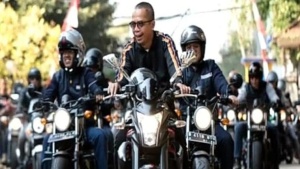 Tax Director General Suryo Utomo leads a motorcycle club for tax officials. Photo: Instagram/@smindrawati