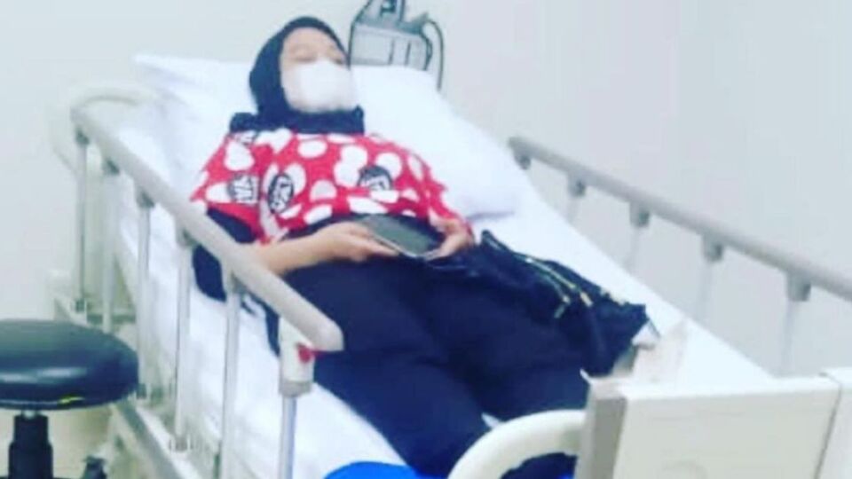A Ramen Ya employee being treated in hospital after a Gojek delivery driver allegedly punched her in the face over a mix-up with an order. Photo: Instagram/@ramenya.id