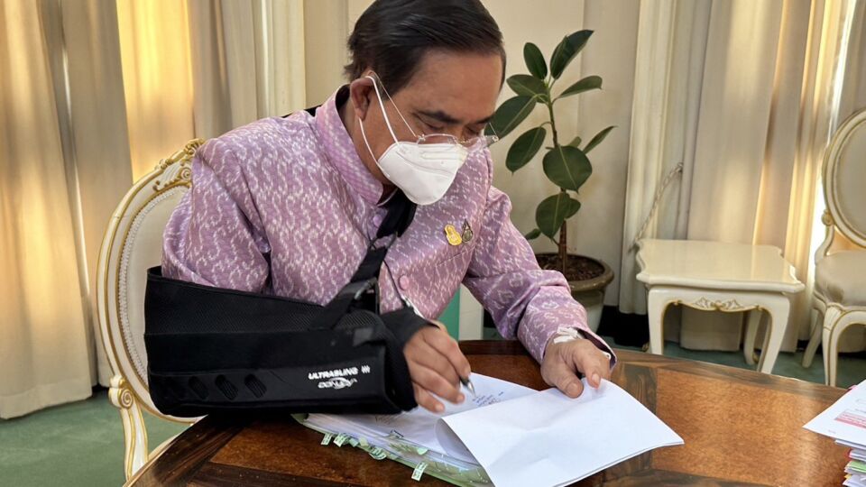 Prime Minister Gen. Prayuth Chan-ocha signs a document Tuesday morning at the Government House. Photo: The Government House
