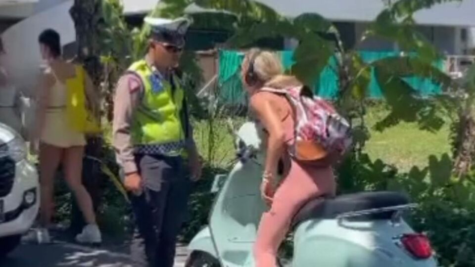 An Australian woman confronts a traffic cop who stopped her for not wearing a helmet in Bali on March 9, 2023. Photo: Video screengrab