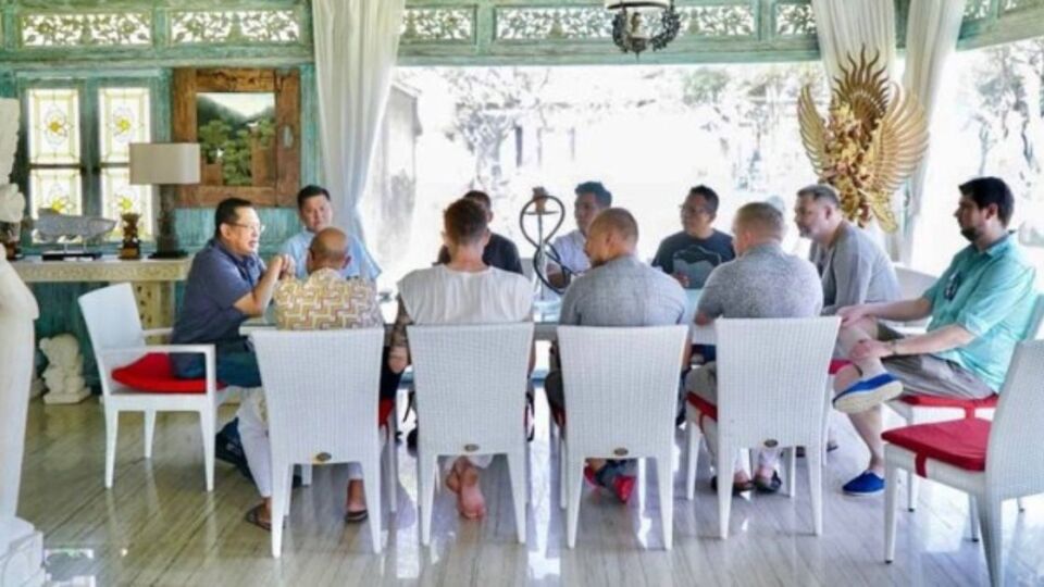 People’s Consultative Assembly (MPR) Speaker Bambang Soesatyo meeting with a group representing Russian tourists in Bali on March 26, 2023. Photo: Bambang Soesatyo