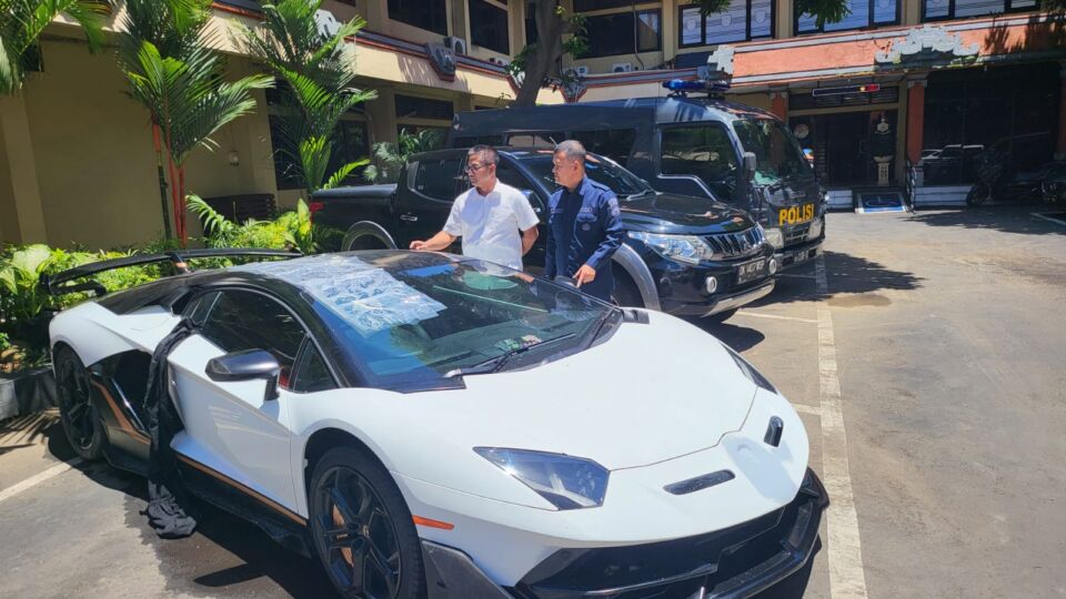 Amid a crackdown on fake license plates in Bali lately, police said on March 9 they have tracked down the most conspicuous of all: a white Lamborghini with a license plate that says, “DOMOGATSKY”. Photo: Bali Police.