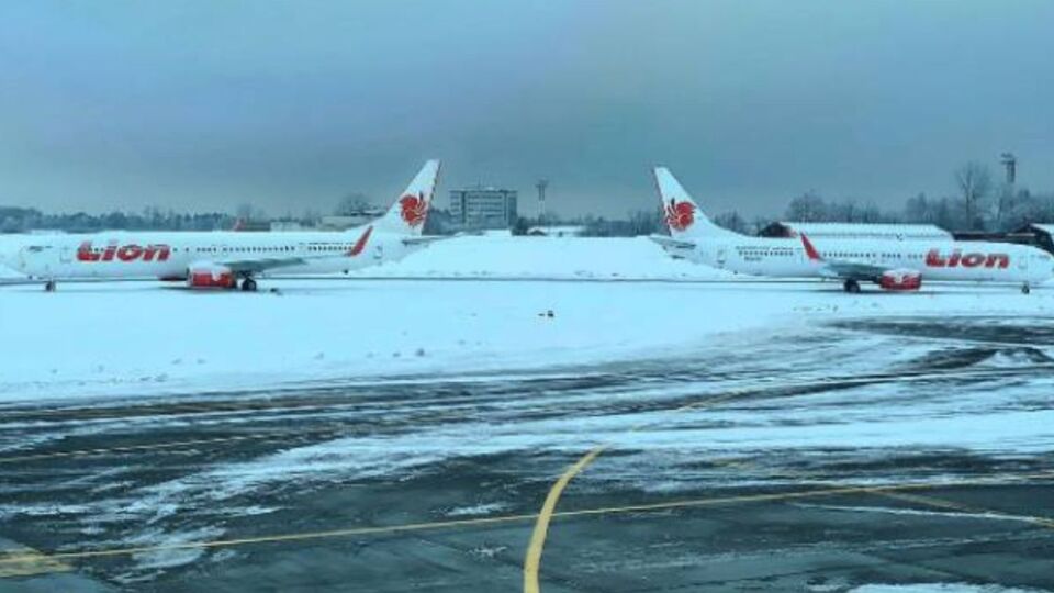 Two planes sporting the Lion Air livery parked at a Russian airport in March 2023. Photo: Twitter/@HavaSosyalMedya