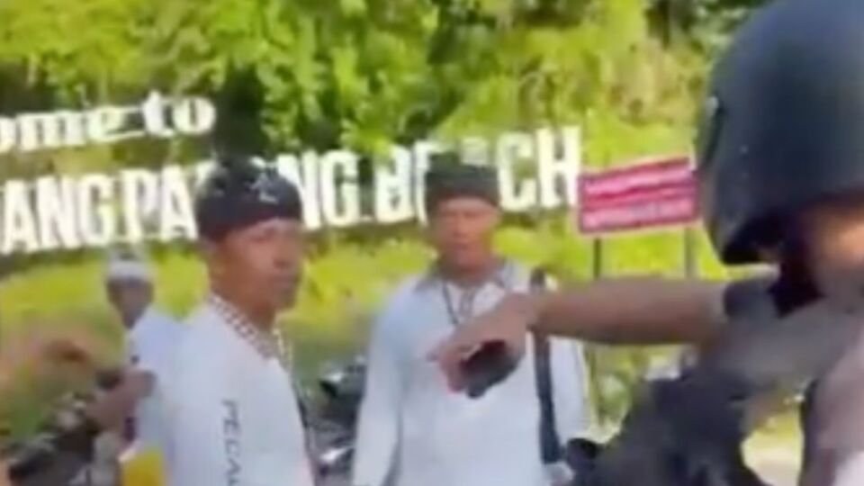 Screengrab from a video on Instagram (@idiotsinbali_bagus) showing a foreigner protesting a religious ceremony road closure in Bali.