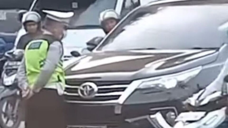 Jakarta cop stands his ground as traffic offender tries to run him over. Photo: Video screengrab from TikTok/@arisbosco