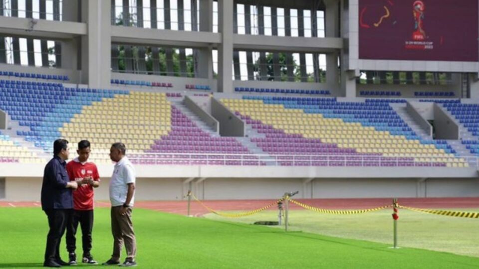 Solo Mayor Gibran Rakabuming (Middle) with Indonesian FA (PSSI) Chairman Erick Thohir (Left) at Solo’s Manahan Stadium. Photo: PSSI