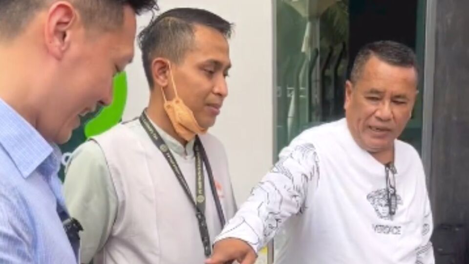 Celebrity lawyer Hotman Paris (Right) called a press conference on March 23, 2023 to praise janitor Edi Sanjaya (Middle) for returning his lost wallet. Photo: Video screengrab from Instagram/@hotmanparisofficial