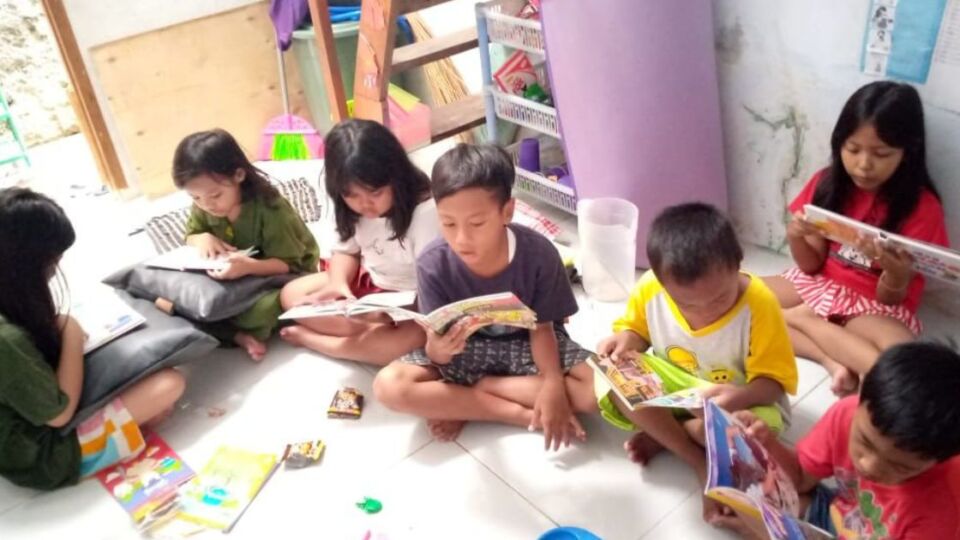 ISCO Foundation is running a literacy program by establishing libraries in 16 centers in Jakarta, giving kids from underprivileged families access to literacy. Photo: ISCO Foundation