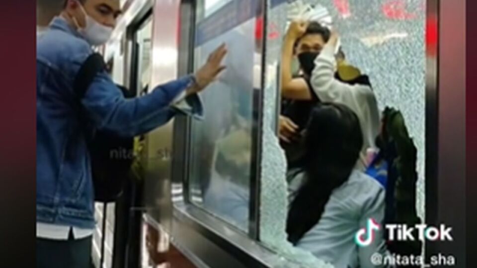 A window of a KRL Commuterline train shattered at a touch on March 1, 2023. Photo: Video screengrab from TikTok/@nitata_sha