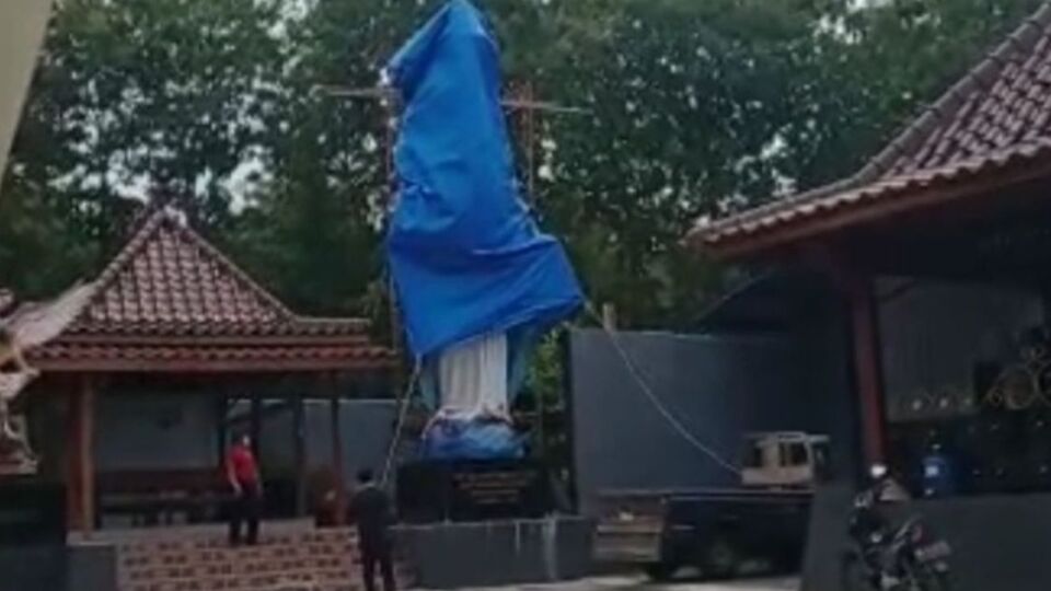 A statue of the Mother Mary being covered up with tarp on March 22, 2023. Photo: Video screengrab