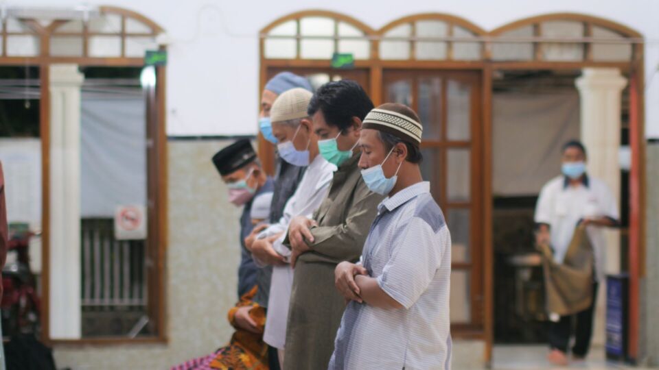 File photo of a communal prayer performed at a mosque in Malang, East Java. Picture taken in 2021. Photo: Unsplash/Sabilissalam Multimedia.