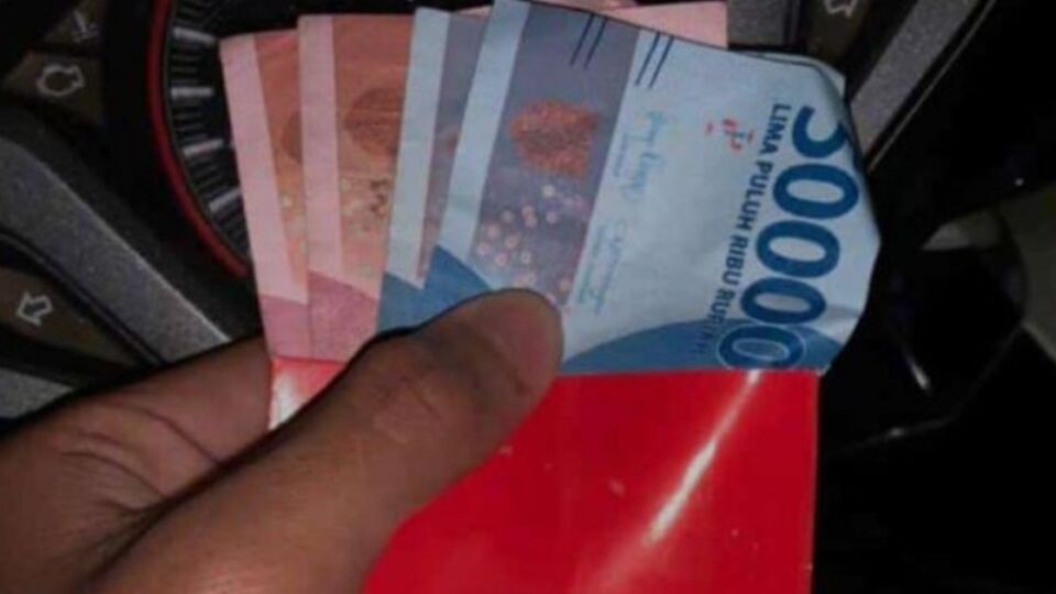 Mosque congregants in Sumenep, East Java recently received rupiah bills from a local politician ahead of next year’s elections. Photo: Twitter/@PartaiSocmed