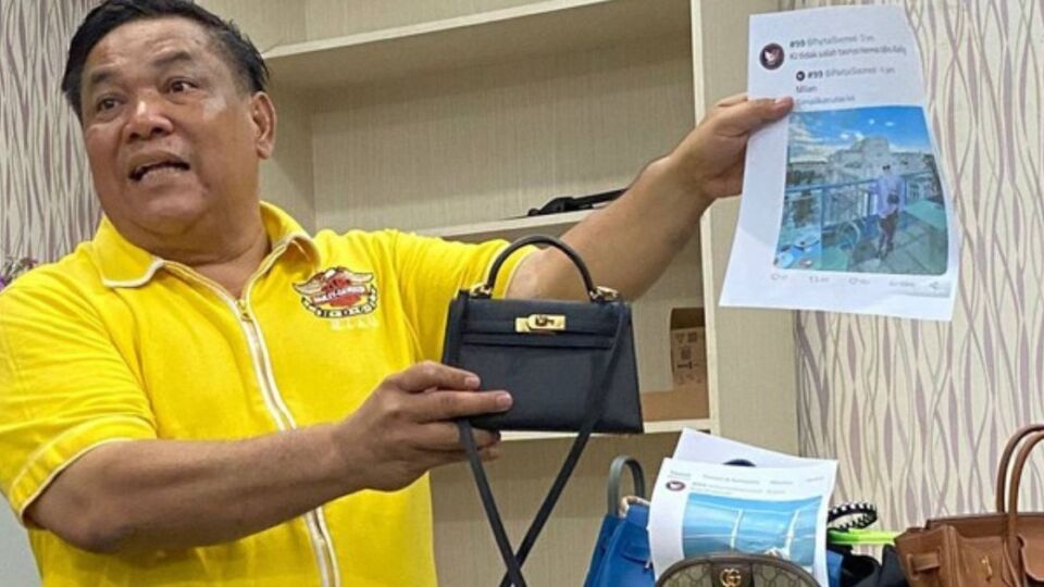 Riau Province Regional Secretary SF Hariyanto showing to the media on March 20 that his wife’s handbags are fake. Photo: Handout