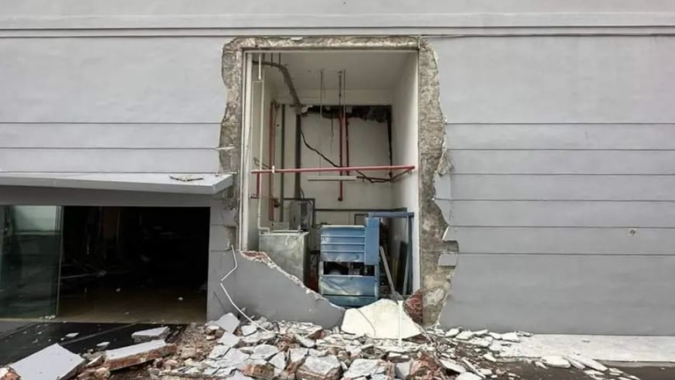 The wall that collapsed off Ubi 55 building. Photo: Sgfollowsall/Instagram
