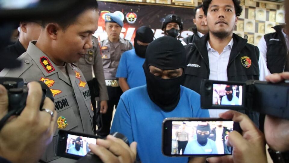 Suspected murderer Tohari, alias Mbah Slamet, being paraded in front of the media during a police press briefing on April 3, 2023 Photo: Humas Polres Banjarnegara / Facebook