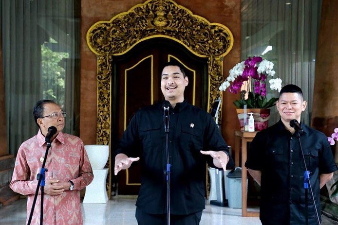 Youth and Sports Minister Ditto Ariotedjo (center), Bali Governor Wayan Koster (left), and the Indonesian Olympics Committee (KOI) Raja Sapta “Okto” Oktohari after a meeting regarding the 2023 World Beach Games on April 14, 2023, in Denpasar. Photo: IG @ditoariotedjo