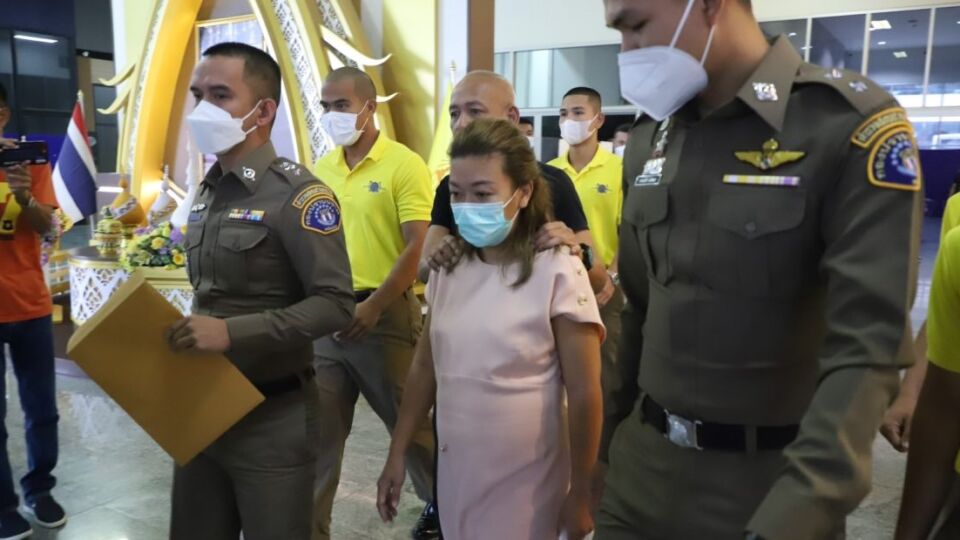 Officers escort Sararat “Am” Rangsiwuthaporn. Photo: Royal Thai Police