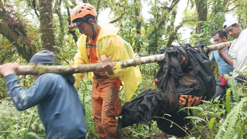 The evacuation of I Wayan Ariana, 40, on April 10, 2023 at Mt. Abang. Photo: Karangasem SAR.