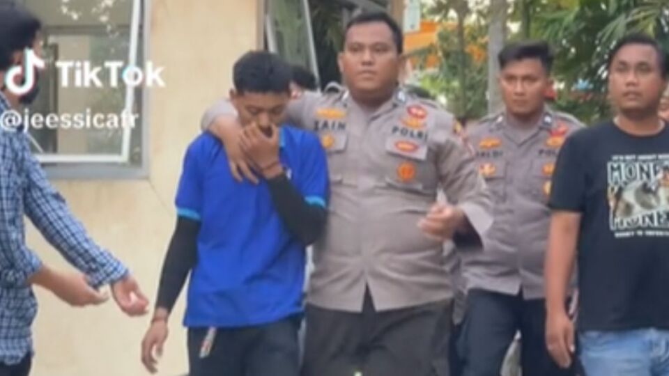 Screenshot of a viral video showing the perpetrator under police custody after peeping at a bathing woman at Atlantis water park in Ancol on April 9, 2023. Photo: TikTok/@jeessicafr