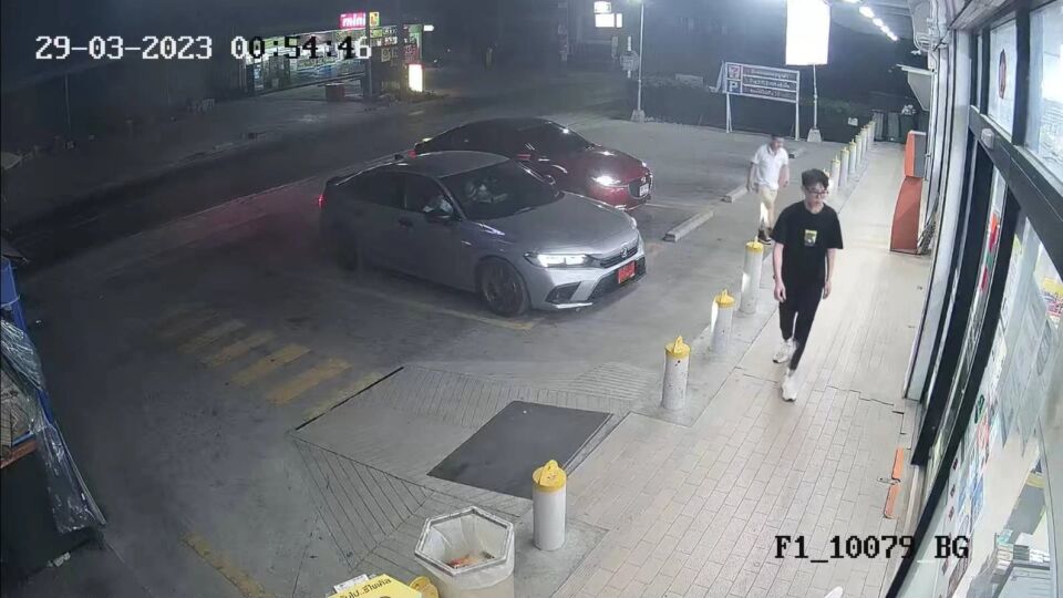 Two of three suspects caught on CCTV outside a Bangkok 7-Eleven early Wednesday morning after allegedly abducting 22-year-old Bangkok Thonburi University student Jin Can. Image: Royal Thai Police