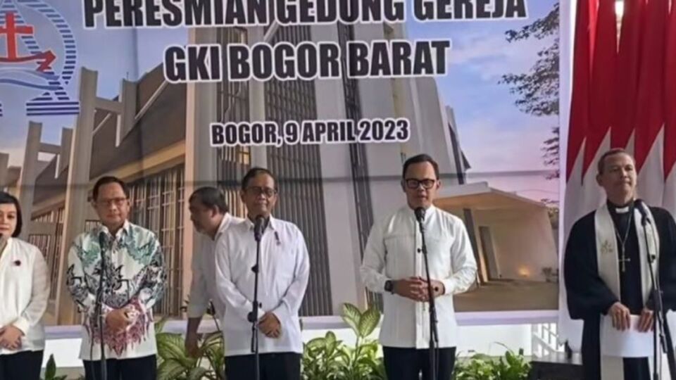 Bogor Mayor Bima Arya (2nd from right) delivering a speech at the inauguration of the GKI Yasmin church building in Bogor on April 9, 2023. Also in attendance were Coordinating Legal, Political, and Security Affairs Minister Mahfud MD (3rd from left) and Home Minister Tito Karnavian (2nd from left). Photo: Handout