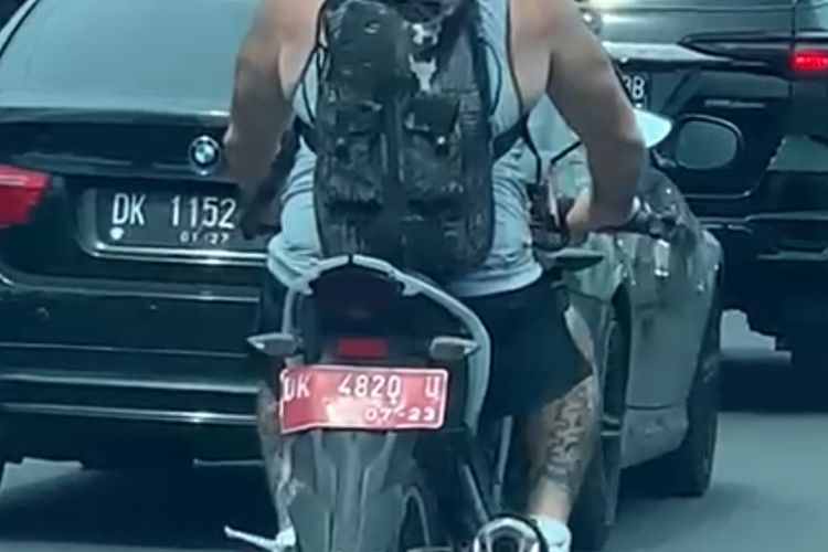 A viral clip of a foreign male driving a motorbike with a red license plate (denoting the vehicle as government-owned) went viral on April 5, 2023. Photo: Screengrab.