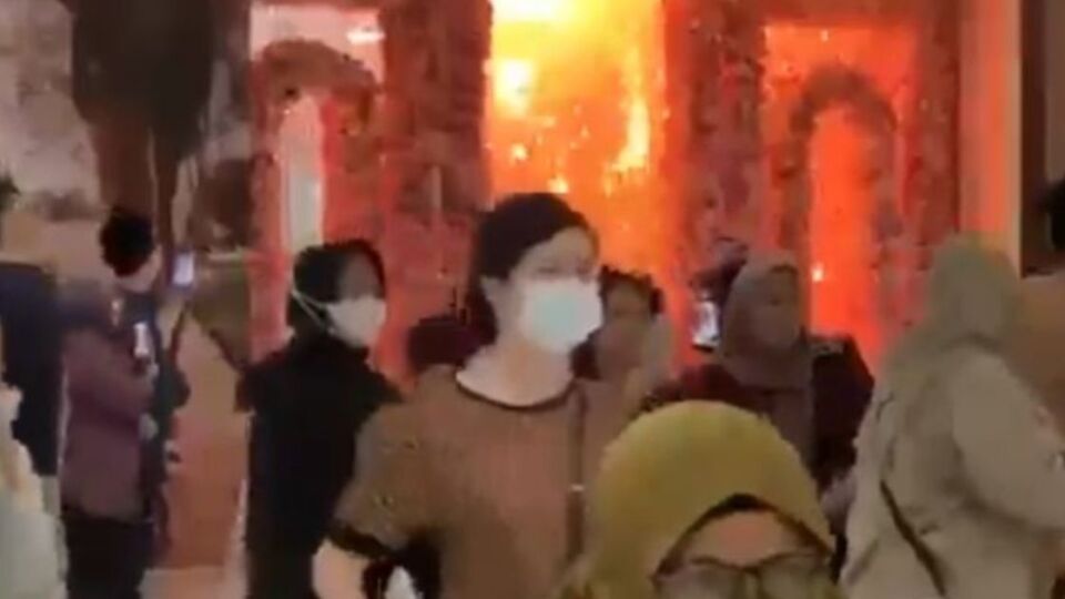 Trans Studio Mall Makassar visitors evacuating a massive blaze on April 24, 2023. Photo: Video screengrab