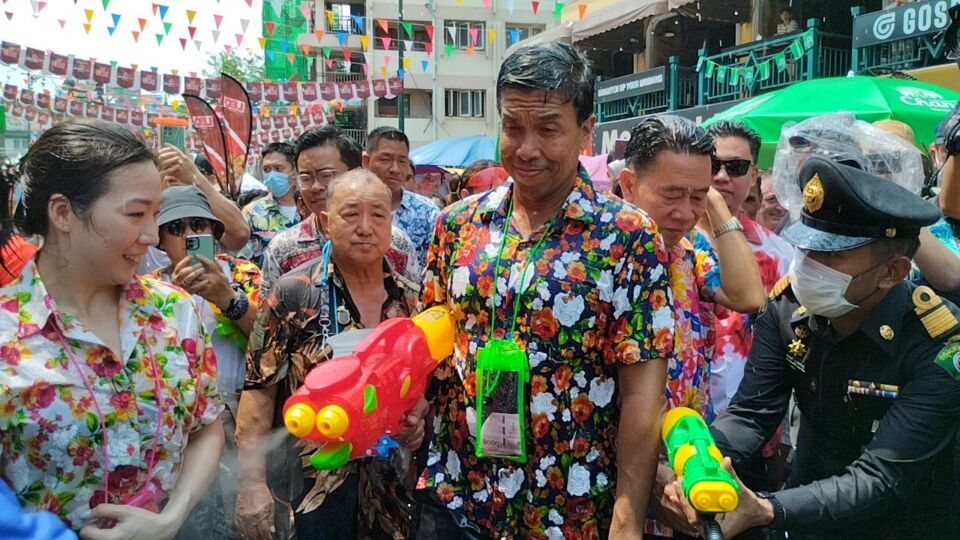 Bangkok Gov. Chadchart Sittipunt, with red water gun, celebrates Songkran on Khaosan Road.  Photo: Bangkok Metropolitan Administration