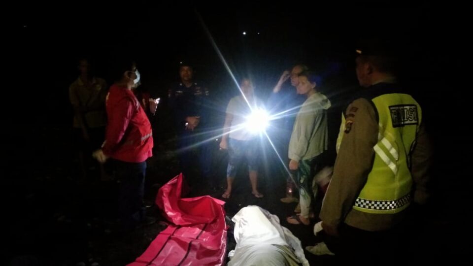 The lifeless body of Chinese tourist named Sonia Tung Wen Chyi, 44. Her lifeless body was found floating in the middle of the sea off a beach in Buleleng. Police suspected that she died after being drowned in the ocean while swimming. Photo: Courtesy of the Tejakula Police.