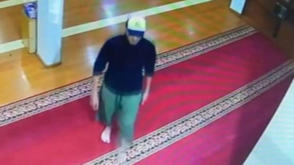 CCTV footage showing an Australian man approaching a imam before spitting on his face at a mosque in Bandung on April 28, 2023. Photo: Video screengrab