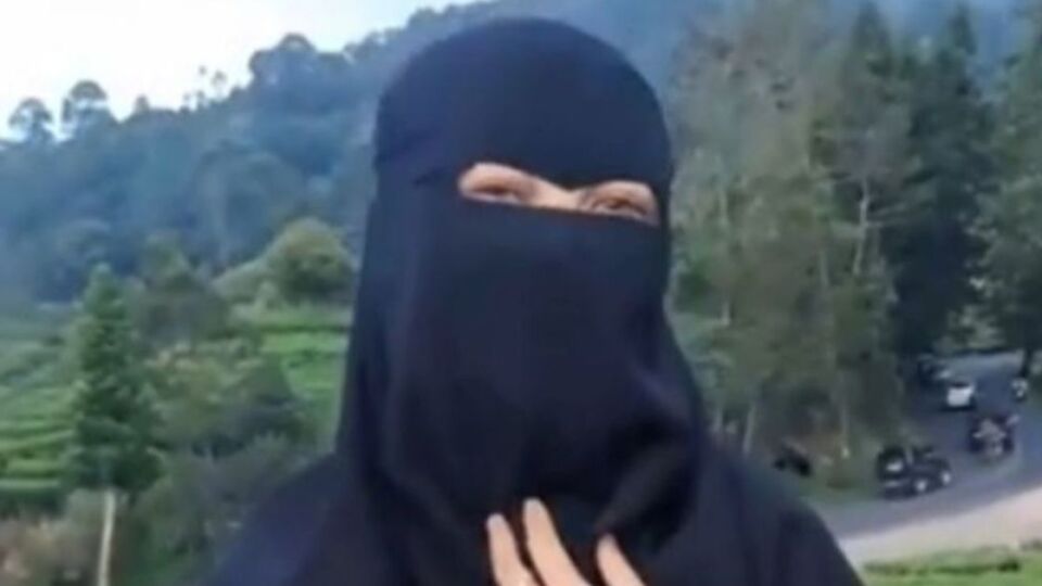 A woman wearing a niqab flashing her crotch at a tea plantation in West Java. Photo: Video screengrab