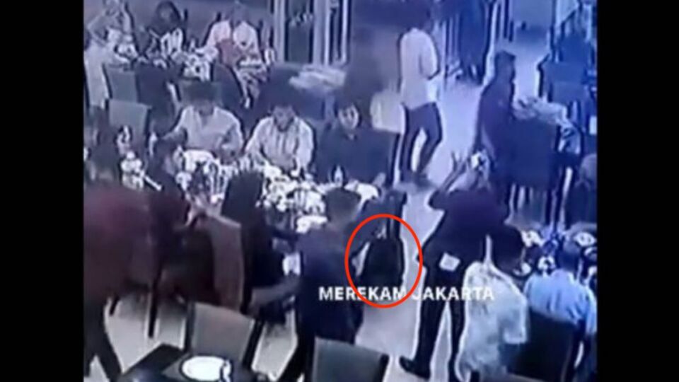 Thieves snatch an unattended backpack from a diner at a Padang restaurant in South Jakarta on May 11, 2013. Photo: Instagram/@merekamjakarta