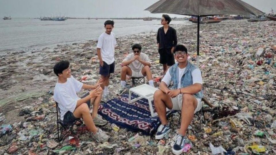 Pandawara Group “chilling” at Teluk Beach before its clean-up. Photo: Instagram/@pandawaragroup 