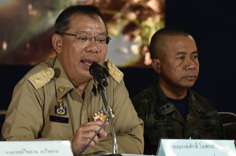 Chiang Rai Governor Narongsak Osotthanakorn (L) speaks during a press conference at a makeshift press centre in Mae Sai district of Chiang Rai province on July 11, 2018.
The 12 boys rescued from a Thai cave were passed “sleeping” on stretchers through the treacherous passageways, a former Thai Navy SEAL told AFP on July 11, giving the first clear details of an astonishing rescue mission that has captivated the world. / AFP PHOTO / YE AUNG THU