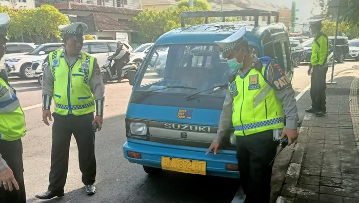 In an eyebrow-raising incident, a 35-year-old American man, named Jared Brendan Mell, found himself on the receiving end of a traffic ticket after being caught operating a public minivan (locally known as angkot) in Denpasar on June 12, 2023. Photo: Obtained.
