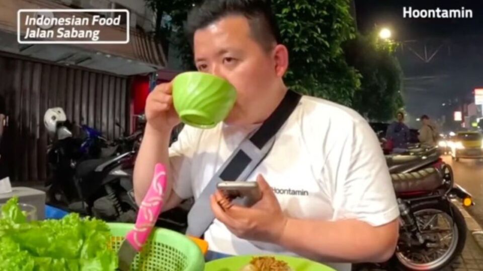 Korean food vlogger Hoontamin drinking kobokan water in Jakarta. Photo: YouTube/Hoontamin