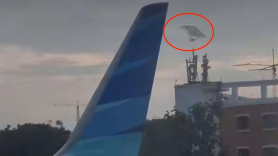 A kite tangled to the wing of a Garuda Indonesia plane on June 15, 2023. Photo: TikTok/@rickysuhe