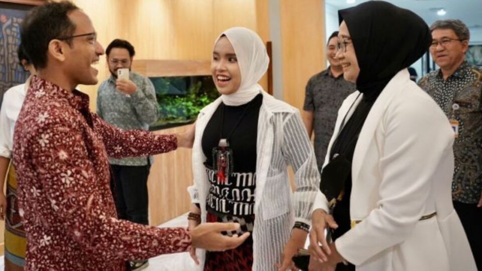 Indonesia’s Education Minister Nadiem Makarim (Left) meets Putri Ariani (Center) at his office on June 9, 2023. Photo: Ministry of Education