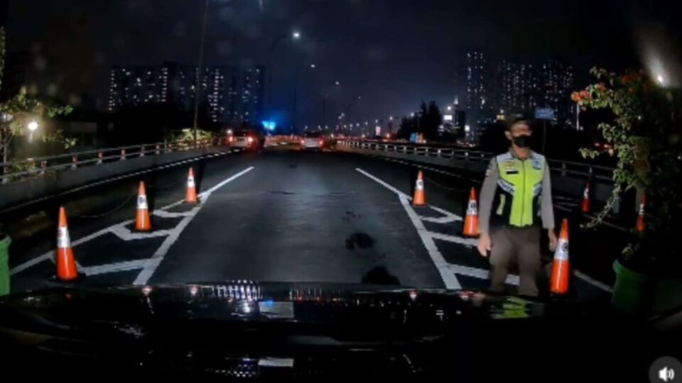 Video screengrab from dashcam footage of a driver being stopped by toll road officers after using a touchless payment system (@dashcam_owners_indonesia)
