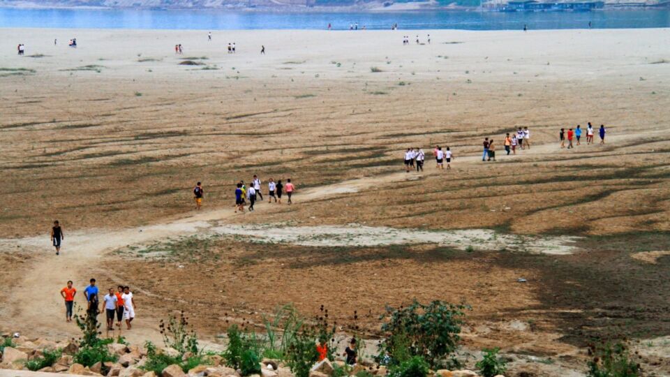 The dry bed of the Mekong in Vientiane, Laos in 2021 / Photo: Alamy