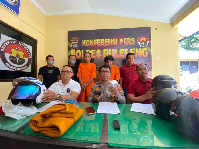 Muhamad Rizki (back row, second from right) was arrested by the Buleleng Police on Aug. 10, 2023, for stealing 240 helmets. AA Rahman, the man on Rizki’s right, was arrested for burglary (separate case). Photo: Buleleng Police.