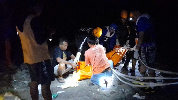 The body of German tourist Maximilian Alexandei Tenzer, 22, was evacuated from a Tabanan cliff after he fell to his death while attempting to capture sunset with his camera on Sep. 26, 2023. Photo: Obtained.