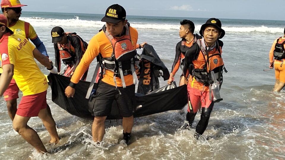 The body of a XFJ, a Chinese national who was swept away by the current at Batubelig Beach on Nov. 8, 2023, was found the next day by the SAR team. Photo: Obtained.