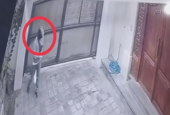 A burglary incident targeting Australian tourists occurred at a villa in Umalas, Kerobokan on Nov. 25, 2023. CCTV footage showed one of the thieves in action. Photo: Obtained.