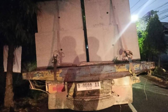 The truck involved in the crash. Photo: Denpasar Police