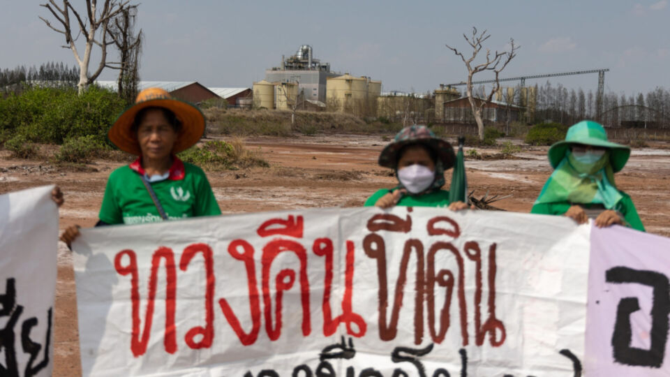 April 25, 2023 – Dan Khun Thot, Nakhon Ratchasima. Villagers from Pa Ob village organise an impromptu protest on land that was previously agricultural land, but can now grow nothing due to extensive salinisation. Local people have accused the mining facility of Thai Kali Company Limited (in the background) of causing the pollution. © Luke Duggleby