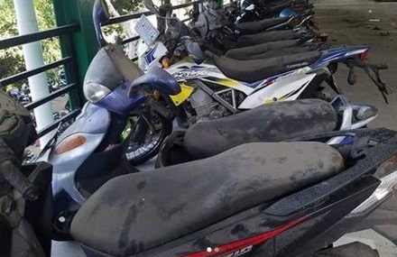 One hundred motorcycles have reportedly been abandoned in the parking zone of the I Gusti Ngurah Rai International Airport for years, authorities confirmed on Dec. 5, 2023. Photo: IG @info_tabanan.